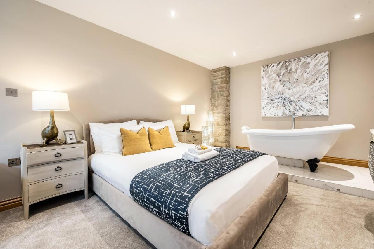 Lanelay Hall Hotel & Spa Hensol Exterior foto The bedroom of a two-bedroom apartment at The Old Post Office